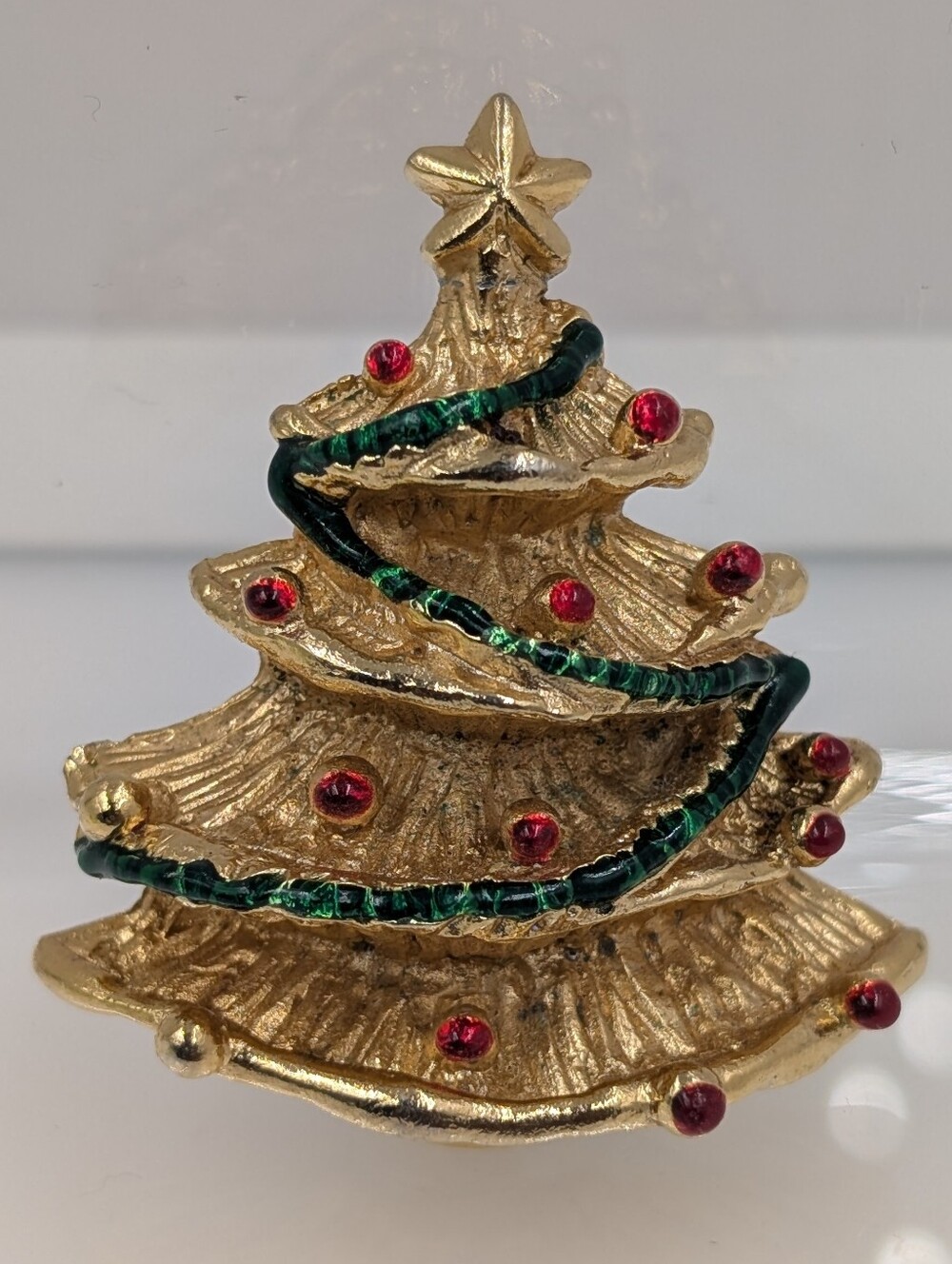 Vintage Brooch Gold Tone Holiday Christmas Tree Pin Brooch Green Red Enamel C60 - Picture 1 of 11
